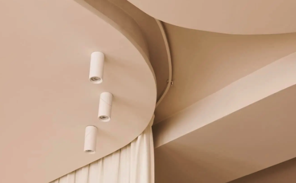 室內設計燈光配置全解析｜客廳燈光配置、室內投射燈與天花板層板燈怎麼搭配才有質感？